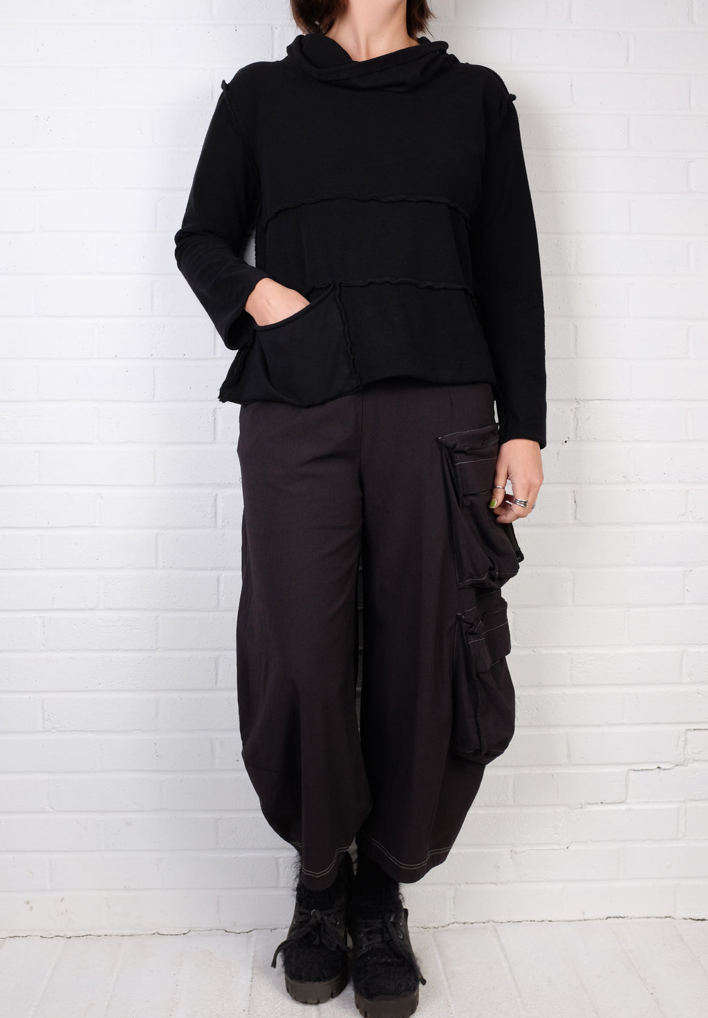 Gerties Seamed Cowl in Black